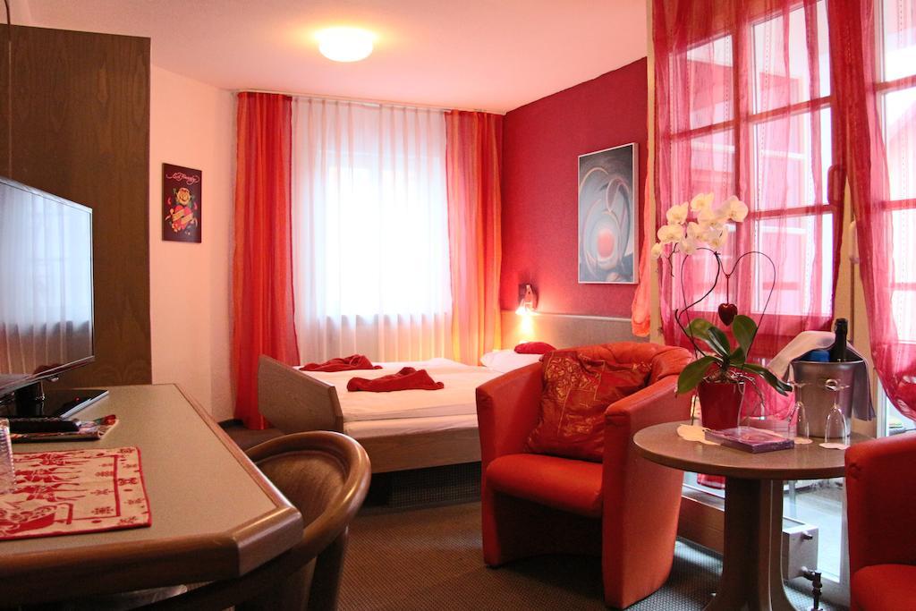 Hotel Am Schloss Neuenstein Ruang foto