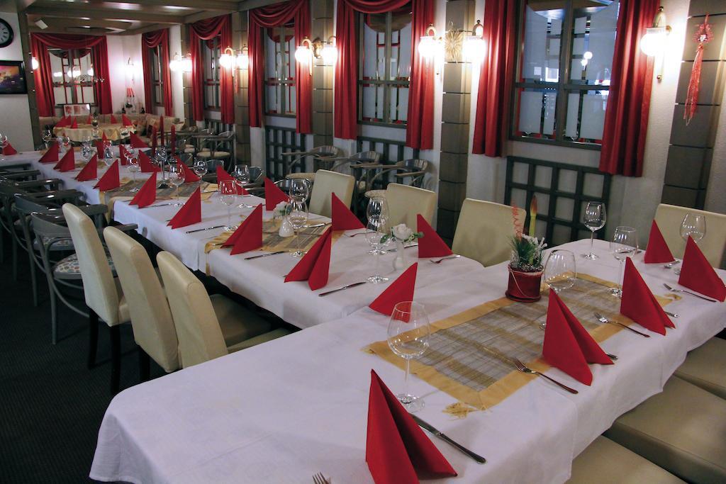 Hotel Am Schloss Neuenstein Bagian luar foto